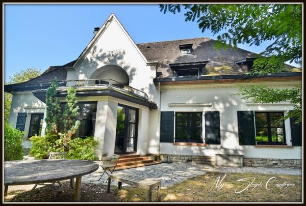 Maison de caractère à vendre 12 pièces  (40) de 355 m² au coeur du centre-ville.