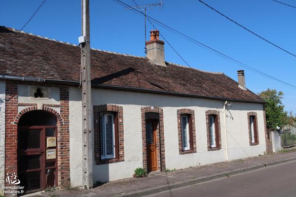En Puisaye, dans village avec commerces et maison médicale,  maison d'habitation avec jardin