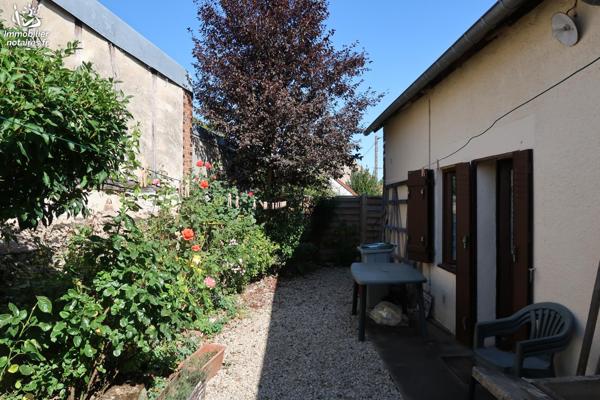 En Puisaye, dans village avec commerces et maison médicale,  maison d'habitation avec jardin