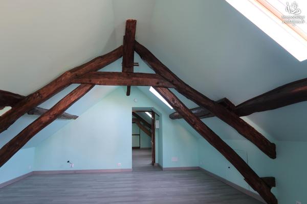 En Puisaye, dans village avec commerces et maison médicale,  maison d'habitation avec jardin