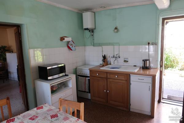 En Puisaye, dans village avec commerces et maison médicale,  maison d'habitation avec jardin