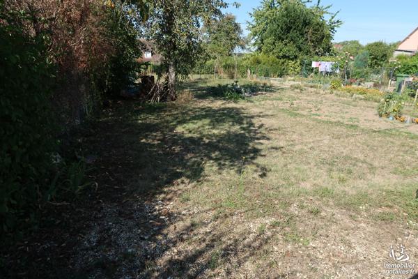 En Puisaye, dans village avec commerces et maison médicale,  maison d'habitation avec jardin