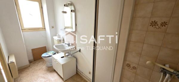 Immeuble à rénover comprenant 3 logements.