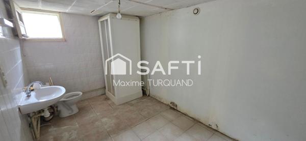 Immeuble à rénover comprenant 3 logements.