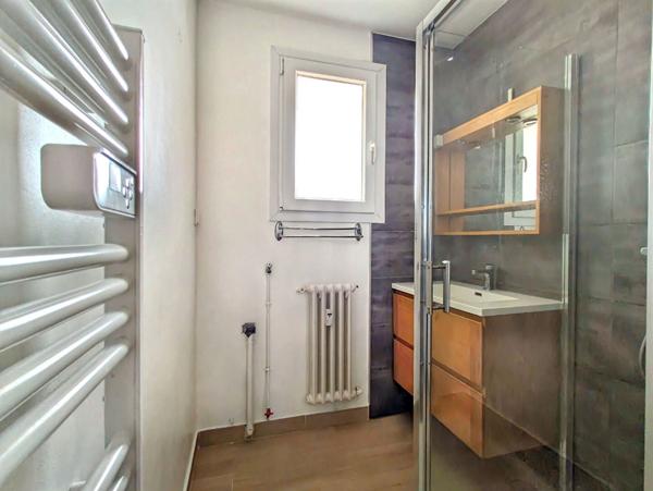 Appartement 3 pièces au 4e et dernier étage + garage à Avignon, vue dégagée et prestations rares