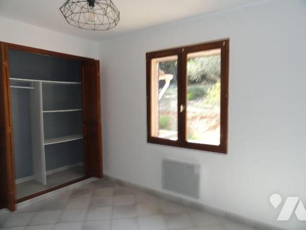 SUR LES HAUTEURS Villa  de 90m² environ se composant en rez-de-chaussée hall d'entrée 1 chambre...