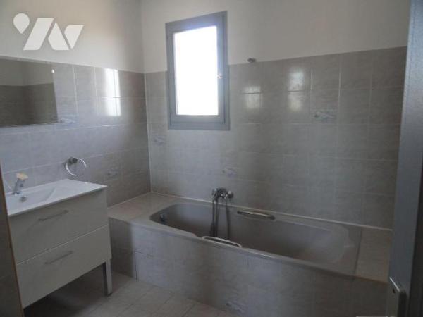 SUR LES HAUTEURS Villa  de 90m² environ se composant en rez-de-chaussée hall d'entrée 1 chambre...