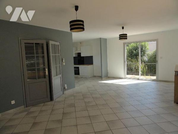 SUR LES HAUTEURS Villa  de 90m² environ se composant en rez-de-chaussée hall d'entrée 1 chambre...