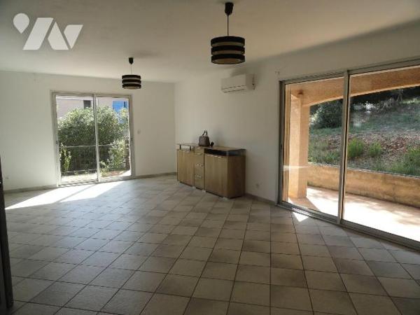 SUR LES HAUTEURS Villa  de 90m² environ se composant en rez-de-chaussée hall d'entrée 1 chambre...