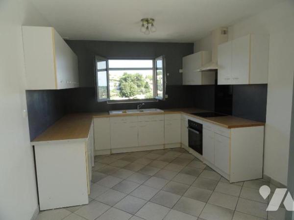 SUR LES HAUTEURS Villa  de 90m² environ se composant en rez-de-chaussée hall d'entrée 1 chambre...