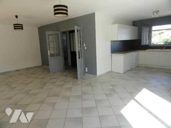 SUR LES HAUTEURS Villa  de 90m² environ se composant en rez-de-chaussée hall d'entrée 1 chambre...