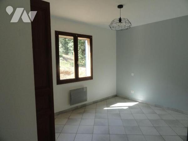 SUR LES HAUTEURS Villa  de 90m² environ se composant en rez-de-chaussée hall d'entrée 1 chambre...