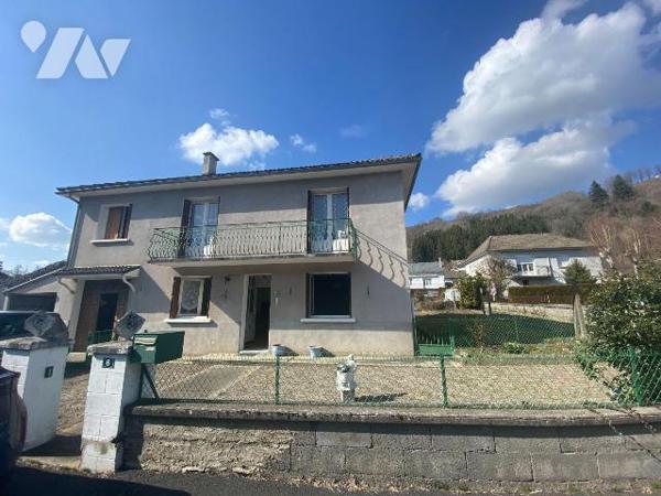 A vendre à Saint-Martin-Valmeroux (CANTAL), dans un quartier résidentiel calme et à proximité d...