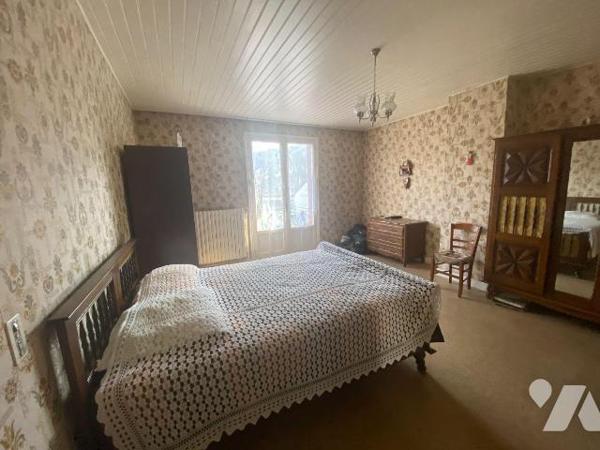 A vendre à Saint-Martin-Valmeroux (CANTAL), dans un quartier résidentiel calme et à proximité d...