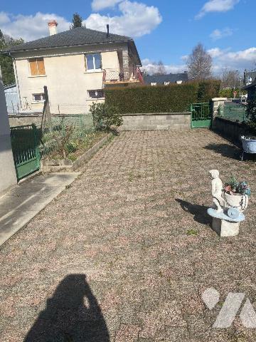 A vendre à Saint-Martin-Valmeroux (CANTAL), dans un quartier résidentiel calme et à proximité d...