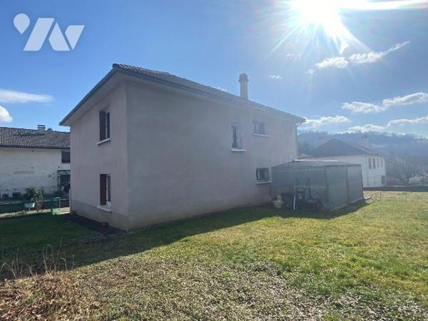 A vendre à Saint-Martin-Valmeroux (CANTAL), dans un quartier résidentiel calme et à proximité d...