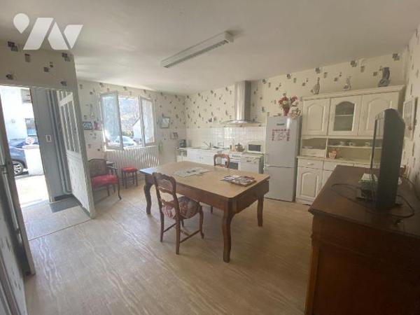 A vendre à Saint-Martin-Valmeroux (CANTAL), dans un quartier résidentiel calme et à proximité d...