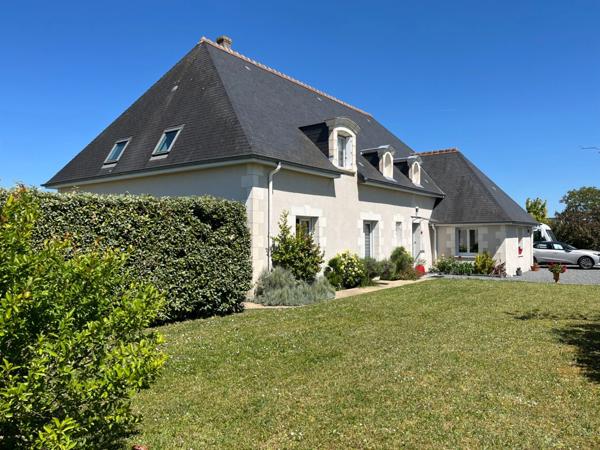 Maison à vendre 8 pièces (37) 6 chambres, double garage 1900m² terrain clos arboré Parfait état
