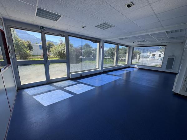 CLUSES - Bâtiment mixte avec fort potentiel   Local commerci