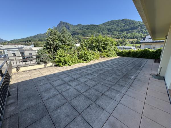 CLUSES - Bâtiment mixte avec fort potentiel   Local commerci