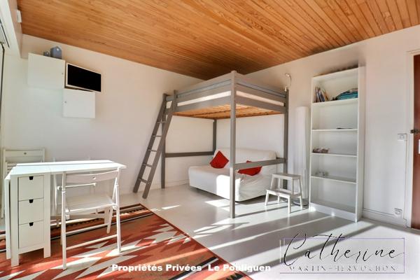 STUDIO au calme, baigné de soleil, dans une résidence sur le port proximité Plage du Nau