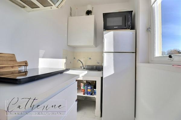 STUDIO au calme, baigné de soleil, dans une résidence sur le port proximité Plage du Nau