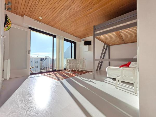STUDIO au calme, baigné de soleil, dans une résidence sur le port proximité Plage du Nau