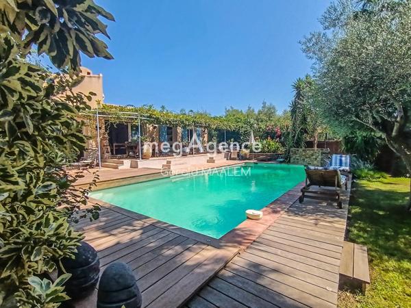 Maison à GRIMAUD, 83310 - 7 pièces 170m²