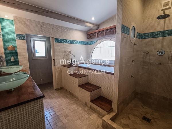 Maison à GRIMAUD, 83310 - 7 pièces 170m²