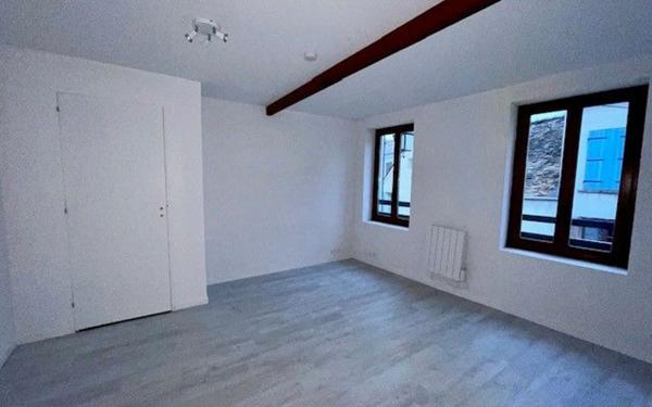 Appartement à louer    1 pièce •  Épône