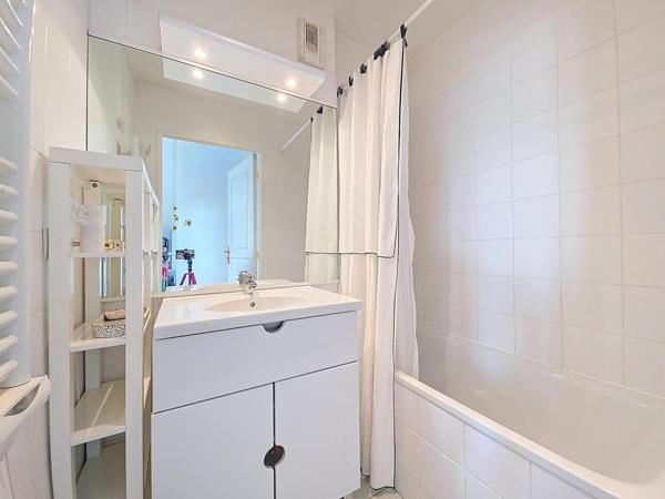 APPARTEMENT 3 CHAMBRES TERRASSE PARKING CAVE