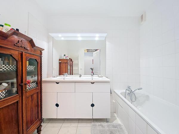 APPARTEMENT 3 CHAMBRES TERRASSE PARKING CAVE