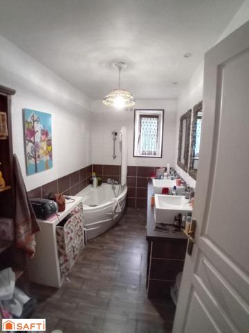 centre ville avec ses commerces et moins de 5 minutes des plages