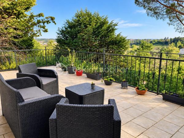 À vendre à Auch, en haute-ville, à proximité des écoles et des commodités, maison familiale de 133 m² avec 3 chambres, terrasse de 35 m² sans vis-à-vis, jardin arboré et d'importantes surfaces de garage et de stockage, particulièrement intéressantes pour un artisan ou un amateur de grands volumes annexes.
Un emplacement privilégié pour profiter d'une vie en centre-ville tout en bénéficiant d'un extérieur et de volumes annexes rarement réunis sur ce secteur.

La partie habitable s'ouvre sur une entrée de 9 m² desservant un séjour lumineux de plus de 44 m², caractérisé par son sol en marbre portugais rose et sa cheminée fonctionnelle. Ses ouvertures donnent directement accès à une grande terrasse d'environ 35 m² sans vis-à-vis, tournée vers la verdure et offrant un véritable espace de vie supplémentaire aux beaux jours.

La cuisine indépendante de plus de 16 m² a été rénovée et restera équipée.

L'espace nuit comprend trois chambres, dont une grande chambre de plus de 17 m² avec accès extérieur, une salle de bains de 7,5 m² à moderniser ainsi qu'un WC indépendant.

Un véritable atout de cette propriété réside dans ses importantes surfaces annexes. Le vaste sous-sol, complété par plusieurs garages et/ou espaces de stockage, offre de nombreuses possibilités : stationnement de plusieurs véhicules, atelier, bricolage ou stockage de matériel. Des volumes qui pourront notamment séduire un artisan à la recherche d'espace, un collectionneur ou tout simplement une famille ayant besoin de nombreuses dépendances.

À l'extérieur, le jardin arboré offre un environnement verdoyant particulièrement appréciable pour une maison située en haute-ville d'Auch.

Plusieurs améliorations ont été réalisées récemment : menuiseries double vitrage, VMC et chaudière gaz Saunier Duval récente.  Il reste quelques travaux de modernisation qui permettront de personnaliser la maison et d'en révéler pleinement le potentiel.

Une maison aux volumes généreux et aux nombreuses annexes, avec terrasse et jardin sans vis-à-vis, au cœur d'Auch et à proximité des écoles et des commodités. À visiter sans tarder !