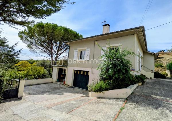 À vendre à Auch, en haute-ville, à proximité des écoles et des commodités, maison familiale de 133 m² avec 3 chambres, terrasse de 35 m² sans vis-à-vis, jardin arboré et d'importantes surfaces de garage et de stockage, particulièrement intéressantes pour un artisan ou un amateur de grands volumes annexes.
Un emplacement privilégié pour profiter d'une vie en centre-ville tout en bénéficiant d'un extérieur et de volumes annexes rarement réunis sur ce secteur.

La partie habitable s'ouvre sur une entrée de 9 m² desservant un séjour lumineux de plus de 44 m², caractérisé par son sol en marbre portugais rose et sa cheminée fonctionnelle. Ses ouvertures donnent directement accès à une grande terrasse d'environ 35 m² sans vis-à-vis, tournée vers la verdure et offrant un véritable espace de vie supplémentaire aux beaux jours.

La cuisine indépendante de plus de 16 m² a été rénovée et restera équipée.

L'espace nuit comprend trois chambres, dont une grande chambre de plus de 17 m² avec accès extérieur, une salle de bains de 7,5 m² à moderniser ainsi qu'un WC indépendant.

Un véritable atout de cette propriété réside dans ses importantes surfaces annexes. Le vaste sous-sol, complété par plusieurs garages et/ou espaces de stockage, offre de nombreuses possibilités : stationnement de plusieurs véhicules, atelier, bricolage ou stockage de matériel. Des volumes qui pourront notamment séduire un artisan à la recherche d'espace, un collectionneur ou tout simplement une famille ayant besoin de nombreuses dépendances.

À l'extérieur, le jardin arboré offre un environnement verdoyant particulièrement appréciable pour une maison située en haute-ville d'Auch.

Plusieurs améliorations ont été réalisées récemment : menuiseries double vitrage, VMC et chaudière gaz Saunier Duval récente.  Il reste quelques travaux de modernisation qui permettront de personnaliser la maison et d'en révéler pleinement le potentiel.

Une maison aux volumes généreux et aux nombreuses annexes, avec terrasse et jardin sans vis-à-vis, au cœur d'Auch et à proximité des écoles et des commodités. À visiter sans tarder !