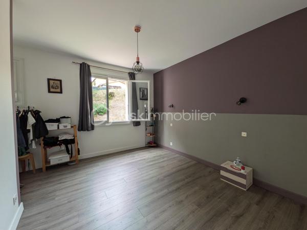 À vendre à Auch, en haute-ville, à proximité des écoles et des commodités, maison familiale de 133 m² avec 3 chambres, terrasse de 35 m² sans vis-à-vis, jardin arboré et d'importantes surfaces de garage et de stockage, particulièrement intéressantes pour un artisan ou un amateur de grands volumes annexes.
Un emplacement privilégié pour profiter d'une vie en centre-ville tout en bénéficiant d'un extérieur et de volumes annexes rarement réunis sur ce secteur.

La partie habitable s'ouvre sur une entrée de 9 m² desservant un séjour lumineux de plus de 44 m², caractérisé par son sol en marbre portugais rose et sa cheminée fonctionnelle. Ses ouvertures donnent directement accès à une grande terrasse d'environ 35 m² sans vis-à-vis, tournée vers la verdure et offrant un véritable espace de vie supplémentaire aux beaux jours.

La cuisine indépendante de plus de 16 m² a été rénovée et restera équipée.

L'espace nuit comprend trois chambres, dont une grande chambre de plus de 17 m² avec accès extérieur, une salle de bains de 7,5 m² à moderniser ainsi qu'un WC indépendant.

Un véritable atout de cette propriété réside dans ses importantes surfaces annexes. Le vaste sous-sol, complété par plusieurs garages et/ou espaces de stockage, offre de nombreuses possibilités : stationnement de plusieurs véhicules, atelier, bricolage ou stockage de matériel. Des volumes qui pourront notamment séduire un artisan à la recherche d'espace, un collectionneur ou tout simplement une famille ayant besoin de nombreuses dépendances.

À l'extérieur, le jardin arboré offre un environnement verdoyant particulièrement appréciable pour une maison située en haute-ville d'Auch.

Plusieurs améliorations ont été réalisées récemment : menuiseries double vitrage, VMC et chaudière gaz Saunier Duval récente.  Il reste quelques travaux de modernisation qui permettront de personnaliser la maison et d'en révéler pleinement le potentiel.

Une maison aux volumes généreux et aux nombreuses annexes, avec terrasse et jardin sans vis-à-vis, au cœur d'Auch et à proximité des écoles et des commodités. À visiter sans tarder !