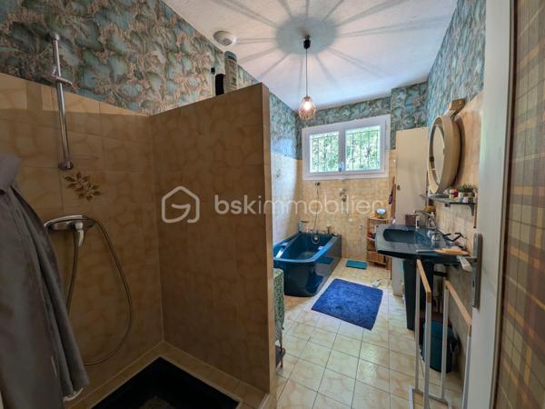 À vendre à Auch, en haute-ville, à proximité des écoles et des commodités, maison familiale de 133 m² avec 3 chambres, terrasse de 35 m² sans vis-à-vis, jardin arboré et d'importantes surfaces de garage et de stockage, particulièrement intéressantes pour un artisan ou un amateur de grands volumes annexes.
Un emplacement privilégié pour profiter d'une vie en centre-ville tout en bénéficiant d'un extérieur et de volumes annexes rarement réunis sur ce secteur.

La partie habitable s'ouvre sur une entrée de 9 m² desservant un séjour lumineux de plus de 44 m², caractérisé par son sol en marbre portugais rose et sa cheminée fonctionnelle. Ses ouvertures donnent directement accès à une grande terrasse d'environ 35 m² sans vis-à-vis, tournée vers la verdure et offrant un véritable espace de vie supplémentaire aux beaux jours.

La cuisine indépendante de plus de 16 m² a été rénovée et restera équipée.

L'espace nuit comprend trois chambres, dont une grande chambre de plus de 17 m² avec accès extérieur, une salle de bains de 7,5 m² à moderniser ainsi qu'un WC indépendant.

Un véritable atout de cette propriété réside dans ses importantes surfaces annexes. Le vaste sous-sol, complété par plusieurs garages et/ou espaces de stockage, offre de nombreuses possibilités : stationnement de plusieurs véhicules, atelier, bricolage ou stockage de matériel. Des volumes qui pourront notamment séduire un artisan à la recherche d'espace, un collectionneur ou tout simplement une famille ayant besoin de nombreuses dépendances.

À l'extérieur, le jardin arboré offre un environnement verdoyant particulièrement appréciable pour une maison située en haute-ville d'Auch.

Plusieurs améliorations ont été réalisées récemment : menuiseries double vitrage, VMC et chaudière gaz Saunier Duval récente.  Il reste quelques travaux de modernisation qui permettront de personnaliser la maison et d'en révéler pleinement le potentiel.

Une maison aux volumes généreux et aux nombreuses annexes, avec terrasse et jardin sans vis-à-vis, au cœur d'Auch et à proximité des écoles et des commodités. À visiter sans tarder !