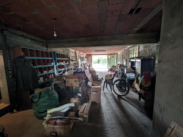 À vendre à Auch, en haute-ville, à proximité des écoles et des commodités, maison familiale de 133 m² avec 3 chambres, terrasse de 35 m² sans vis-à-vis, jardin arboré et d'importantes surfaces de garage et de stockage, particulièrement intéressantes pour un artisan ou un amateur de grands volumes annexes.
Un emplacement privilégié pour profiter d'une vie en centre-ville tout en bénéficiant d'un extérieur et de volumes annexes rarement réunis sur ce secteur.

La partie habitable s'ouvre sur une entrée de 9 m² desservant un séjour lumineux de plus de 44 m², caractérisé par son sol en marbre portugais rose et sa cheminée fonctionnelle. Ses ouvertures donnent directement accès à une grande terrasse d'environ 35 m² sans vis-à-vis, tournée vers la verdure et offrant un véritable espace de vie supplémentaire aux beaux jours.

La cuisine indépendante de plus de 16 m² a été rénovée et restera équipée.

L'espace nuit comprend trois chambres, dont une grande chambre de plus de 17 m² avec accès extérieur, une salle de bains de 7,5 m² à moderniser ainsi qu'un WC indépendant.

Un véritable atout de cette propriété réside dans ses importantes surfaces annexes. Le vaste sous-sol, complété par plusieurs garages et/ou espaces de stockage, offre de nombreuses possibilités : stationnement de plusieurs véhicules, atelier, bricolage ou stockage de matériel. Des volumes qui pourront notamment séduire un artisan à la recherche d'espace, un collectionneur ou tout simplement une famille ayant besoin de nombreuses dépendances.

À l'extérieur, le jardin arboré offre un environnement verdoyant particulièrement appréciable pour une maison située en haute-ville d'Auch.

Plusieurs améliorations ont été réalisées récemment : menuiseries double vitrage, VMC et chaudière gaz Saunier Duval récente.  Il reste quelques travaux de modernisation qui permettront de personnaliser la maison et d'en révéler pleinement le potentiel.

Une maison aux volumes généreux et aux nombreuses annexes, avec terrasse et jardin sans vis-à-vis, au cœur d'Auch et à proximité des écoles et des commodités. À visiter sans tarder !