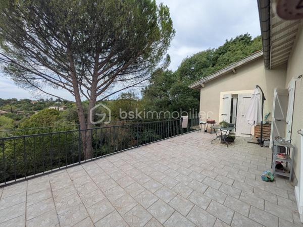 À vendre à Auch, en haute-ville, à proximité des écoles et des commodités, maison familiale de 133 m² avec 3 chambres, terrasse de 35 m² sans vis-à-vis, jardin arboré et d'importantes surfaces de garage et de stockage, particulièrement intéressantes pour un artisan ou un amateur de grands volumes annexes.
Un emplacement privilégié pour profiter d'une vie en centre-ville tout en bénéficiant d'un extérieur et de volumes annexes rarement réunis sur ce secteur.

La partie habitable s'ouvre sur une entrée de 9 m² desservant un séjour lumineux de plus de 44 m², caractérisé par son sol en marbre portugais rose et sa cheminée fonctionnelle. Ses ouvertures donnent directement accès à une grande terrasse d'environ 35 m² sans vis-à-vis, tournée vers la verdure et offrant un véritable espace de vie supplémentaire aux beaux jours.

La cuisine indépendante de plus de 16 m² a été rénovée et restera équipée.

L'espace nuit comprend trois chambres, dont une grande chambre de plus de 17 m² avec accès extérieur, une salle de bains de 7,5 m² à moderniser ainsi qu'un WC indépendant.

Un véritable atout de cette propriété réside dans ses importantes surfaces annexes. Le vaste sous-sol, complété par plusieurs garages et/ou espaces de stockage, offre de nombreuses possibilités : stationnement de plusieurs véhicules, atelier, bricolage ou stockage de matériel. Des volumes qui pourront notamment séduire un artisan à la recherche d'espace, un collectionneur ou tout simplement une famille ayant besoin de nombreuses dépendances.

À l'extérieur, le jardin arboré offre un environnement verdoyant particulièrement appréciable pour une maison située en haute-ville d'Auch.

Plusieurs améliorations ont été réalisées récemment : menuiseries double vitrage, VMC et chaudière gaz Saunier Duval récente.  Il reste quelques travaux de modernisation qui permettront de personnaliser la maison et d'en révéler pleinement le potentiel.

Une maison aux volumes généreux et aux nombreuses annexes, avec terrasse et jardin sans vis-à-vis, au cœur d'Auch et à proximité des écoles et des commodités. À visiter sans tarder !