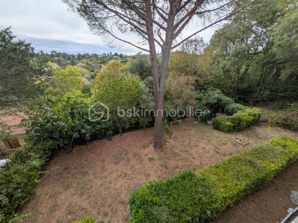 À vendre à Auch, en haute-ville, à proximité des écoles et des commodités, maison familiale de 133 m² avec 3 chambres, terrasse de 35 m² sans vis-à-vis, jardin arboré et d'importantes surfaces de garage et de stockage, particulièrement intéressantes pour un artisan ou un amateur de grands volumes annexes.
Un emplacement privilégié pour profiter d'une vie en centre-ville tout en bénéficiant d'un extérieur et de volumes annexes rarement réunis sur ce secteur.

La partie habitable s'ouvre sur une entrée de 9 m² desservant un séjour lumineux de plus de 44 m², caractérisé par son sol en marbre portugais rose et sa cheminée fonctionnelle. Ses ouvertures donnent directement accès à une grande terrasse d'environ 35 m² sans vis-à-vis, tournée vers la verdure et offrant un véritable espace de vie supplémentaire aux beaux jours.

La cuisine indépendante de plus de 16 m² a été rénovée et restera équipée.

L'espace nuit comprend trois chambres, dont une grande chambre de plus de 17 m² avec accès extérieur, une salle de bains de 7,5 m² à moderniser ainsi qu'un WC indépendant.

Un véritable atout de cette propriété réside dans ses importantes surfaces annexes. Le vaste sous-sol, complété par plusieurs garages et/ou espaces de stockage, offre de nombreuses possibilités : stationnement de plusieurs véhicules, atelier, bricolage ou stockage de matériel. Des volumes qui pourront notamment séduire un artisan à la recherche d'espace, un collectionneur ou tout simplement une famille ayant besoin de nombreuses dépendances.

À l'extérieur, le jardin arboré offre un environnement verdoyant particulièrement appréciable pour une maison située en haute-ville d'Auch.

Plusieurs améliorations ont été réalisées récemment : menuiseries double vitrage, VMC et chaudière gaz Saunier Duval récente.  Il reste quelques travaux de modernisation qui permettront de personnaliser la maison et d'en révéler pleinement le potentiel.

Une maison aux volumes généreux et aux nombreuses annexes, avec terrasse et jardin sans vis-à-vis, au cœur d'Auch et à proximité des écoles et des commodités. À visiter sans tarder !