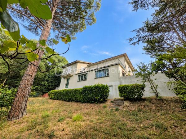 À vendre à Auch, en haute-ville, à proximité des écoles et des commodités, maison familiale de 133 m² avec 3 chambres, terrasse de 35 m² sans vis-à-vis, jardin arboré et d'importantes surfaces de garage et de stockage, particulièrement intéressantes pour un artisan ou un amateur de grands volumes annexes.
Un emplacement privilégié pour profiter d'une vie en centre-ville tout en bénéficiant d'un extérieur et de volumes annexes rarement réunis sur ce secteur.

La partie habitable s'ouvre sur une entrée de 9 m² desservant un séjour lumineux de plus de 44 m², caractérisé par son sol en marbre portugais rose et sa cheminée fonctionnelle. Ses ouvertures donnent directement accès à une grande terrasse d'environ 35 m² sans vis-à-vis, tournée vers la verdure et offrant un véritable espace de vie supplémentaire aux beaux jours.

La cuisine indépendante de plus de 16 m² a été rénovée et restera équipée.

L'espace nuit comprend trois chambres, dont une grande chambre de plus de 17 m² avec accès extérieur, une salle de bains de 7,5 m² à moderniser ainsi qu'un WC indépendant.

Un véritable atout de cette propriété réside dans ses importantes surfaces annexes. Le vaste sous-sol, complété par plusieurs garages et/ou espaces de stockage, offre de nombreuses possibilités : stationnement de plusieurs véhicules, atelier, bricolage ou stockage de matériel. Des volumes qui pourront notamment séduire un artisan à la recherche d'espace, un collectionneur ou tout simplement une famille ayant besoin de nombreuses dépendances.

À l'extérieur, le jardin arboré offre un environnement verdoyant particulièrement appréciable pour une maison située en haute-ville d'Auch.

Plusieurs améliorations ont été réalisées récemment : menuiseries double vitrage, VMC et chaudière gaz Saunier Duval récente.  Il reste quelques travaux de modernisation qui permettront de personnaliser la maison et d'en révéler pleinement le potentiel.

Une maison aux volumes généreux et aux nombreuses annexes, avec terrasse et jardin sans vis-à-vis, au cœur d'Auch et à proximité des écoles et des commodités. À visiter sans tarder !