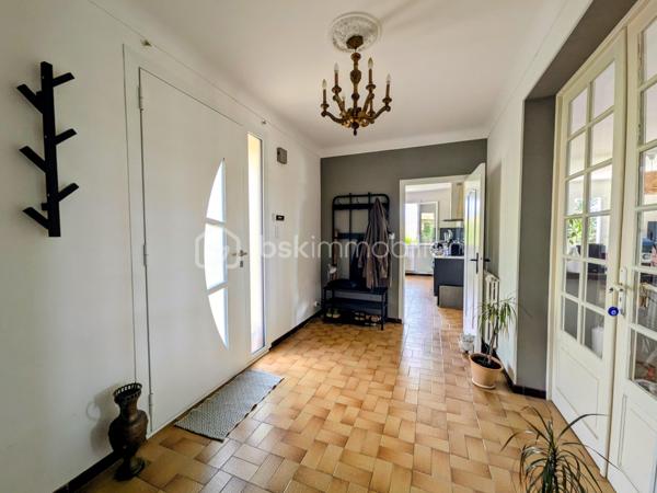 À vendre à Auch, en haute-ville, à proximité des écoles et des commodités, maison familiale de 133 m² avec 3 chambres, terrasse de 35 m² sans vis-à-vis, jardin arboré et d'importantes surfaces de garage et de stockage, particulièrement intéressantes pour un artisan ou un amateur de grands volumes annexes.
Un emplacement privilégié pour profiter d'une vie en centre-ville tout en bénéficiant d'un extérieur et de volumes annexes rarement réunis sur ce secteur.

La partie habitable s'ouvre sur une entrée de 9 m² desservant un séjour lumineux de plus de 44 m², caractérisé par son sol en marbre portugais rose et sa cheminée fonctionnelle. Ses ouvertures donnent directement accès à une grande terrasse d'environ 35 m² sans vis-à-vis, tournée vers la verdure et offrant un véritable espace de vie supplémentaire aux beaux jours.

La cuisine indépendante de plus de 16 m² a été rénovée et restera équipée.

L'espace nuit comprend trois chambres, dont une grande chambre de plus de 17 m² avec accès extérieur, une salle de bains de 7,5 m² à moderniser ainsi qu'un WC indépendant.

Un véritable atout de cette propriété réside dans ses importantes surfaces annexes. Le vaste sous-sol, complété par plusieurs garages et/ou espaces de stockage, offre de nombreuses possibilités : stationnement de plusieurs véhicules, atelier, bricolage ou stockage de matériel. Des volumes qui pourront notamment séduire un artisan à la recherche d'espace, un collectionneur ou tout simplement une famille ayant besoin de nombreuses dépendances.

À l'extérieur, le jardin arboré offre un environnement verdoyant particulièrement appréciable pour une maison située en haute-ville d'Auch.

Plusieurs améliorations ont été réalisées récemment : menuiseries double vitrage, VMC et chaudière gaz Saunier Duval récente.  Il reste quelques travaux de modernisation qui permettront de personnaliser la maison et d'en révéler pleinement le potentiel.

Une maison aux volumes généreux et aux nombreuses annexes, avec terrasse et jardin sans vis-à-vis, au cœur d'Auch et à proximité des écoles et des commodités. À visiter sans tarder !