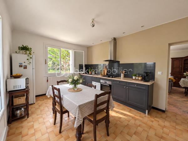 À vendre à Auch, en haute-ville, à proximité des écoles et des commodités, maison familiale de 133 m² avec 3 chambres, terrasse de 35 m² sans vis-à-vis, jardin arboré et d'importantes surfaces de garage et de stockage, particulièrement intéressantes pour un artisan ou un amateur de grands volumes annexes.
Un emplacement privilégié pour profiter d'une vie en centre-ville tout en bénéficiant d'un extérieur et de volumes annexes rarement réunis sur ce secteur.

La partie habitable s'ouvre sur une entrée de 9 m² desservant un séjour lumineux de plus de 44 m², caractérisé par son sol en marbre portugais rose et sa cheminée fonctionnelle. Ses ouvertures donnent directement accès à une grande terrasse d'environ 35 m² sans vis-à-vis, tournée vers la verdure et offrant un véritable espace de vie supplémentaire aux beaux jours.

La cuisine indépendante de plus de 16 m² a été rénovée et restera équipée.

L'espace nuit comprend trois chambres, dont une grande chambre de plus de 17 m² avec accès extérieur, une salle de bains de 7,5 m² à moderniser ainsi qu'un WC indépendant.

Un véritable atout de cette propriété réside dans ses importantes surfaces annexes. Le vaste sous-sol, complété par plusieurs garages et/ou espaces de stockage, offre de nombreuses possibilités : stationnement de plusieurs véhicules, atelier, bricolage ou stockage de matériel. Des volumes qui pourront notamment séduire un artisan à la recherche d'espace, un collectionneur ou tout simplement une famille ayant besoin de nombreuses dépendances.

À l'extérieur, le jardin arboré offre un environnement verdoyant particulièrement appréciable pour une maison située en haute-ville d'Auch.

Plusieurs améliorations ont été réalisées récemment : menuiseries double vitrage, VMC et chaudière gaz Saunier Duval récente.  Il reste quelques travaux de modernisation qui permettront de personnaliser la maison et d'en révéler pleinement le potentiel.

Une maison aux volumes généreux et aux nombreuses annexes, avec terrasse et jardin sans vis-à-vis, au cœur d'Auch et à proximité des écoles et des commodités. À visiter sans tarder !