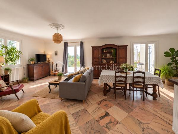 À vendre à Auch, en haute-ville, à proximité des écoles et des commodités, maison familiale de 133 m² avec 3 chambres, terrasse de 35 m² sans vis-à-vis, jardin arboré et d'importantes surfaces de garage et de stockage, particulièrement intéressantes pour un artisan ou un amateur de grands volumes annexes.
Un emplacement privilégié pour profiter d'une vie en centre-ville tout en bénéficiant d'un extérieur et de volumes annexes rarement réunis sur ce secteur.

La partie habitable s'ouvre sur une entrée de 9 m² desservant un séjour lumineux de plus de 44 m², caractérisé par son sol en marbre portugais rose et sa cheminée fonctionnelle. Ses ouvertures donnent directement accès à une grande terrasse d'environ 35 m² sans vis-à-vis, tournée vers la verdure et offrant un véritable espace de vie supplémentaire aux beaux jours.

La cuisine indépendante de plus de 16 m² a été rénovée et restera équipée.

L'espace nuit comprend trois chambres, dont une grande chambre de plus de 17 m² avec accès extérieur, une salle de bains de 7,5 m² à moderniser ainsi qu'un WC indépendant.

Un véritable atout de cette propriété réside dans ses importantes surfaces annexes. Le vaste sous-sol, complété par plusieurs garages et/ou espaces de stockage, offre de nombreuses possibilités : stationnement de plusieurs véhicules, atelier, bricolage ou stockage de matériel. Des volumes qui pourront notamment séduire un artisan à la recherche d'espace, un collectionneur ou tout simplement une famille ayant besoin de nombreuses dépendances.

À l'extérieur, le jardin arboré offre un environnement verdoyant particulièrement appréciable pour une maison située en haute-ville d'Auch.

Plusieurs améliorations ont été réalisées récemment : menuiseries double vitrage, VMC et chaudière gaz Saunier Duval récente.  Il reste quelques travaux de modernisation qui permettront de personnaliser la maison et d'en révéler pleinement le potentiel.

Une maison aux volumes généreux et aux nombreuses annexes, avec terrasse et jardin sans vis-à-vis, au cœur d'Auch et à proximité des écoles et des commodités. À visiter sans tarder !