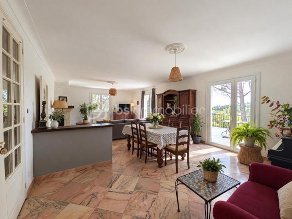 À vendre à Auch, en haute-ville, à proximité des écoles et des commodités, maison familiale de 133 m² avec 3 chambres, terrasse de 35 m² sans vis-à-vis, jardin arboré et d'importantes surfaces de garage et de stockage, particulièrement intéressantes pour un artisan ou un amateur de grands volumes annexes.
Un emplacement privilégié pour profiter d'une vie en centre-ville tout en bénéficiant d'un extérieur et de volumes annexes rarement réunis sur ce secteur.

La partie habitable s'ouvre sur une entrée de 9 m² desservant un séjour lumineux de plus de 44 m², caractérisé par son sol en marbre portugais rose et sa cheminée fonctionnelle. Ses ouvertures donnent directement accès à une grande terrasse d'environ 35 m² sans vis-à-vis, tournée vers la verdure et offrant un véritable espace de vie supplémentaire aux beaux jours.

La cuisine indépendante de plus de 16 m² a été rénovée et restera équipée.

L'espace nuit comprend trois chambres, dont une grande chambre de plus de 17 m² avec accès extérieur, une salle de bains de 7,5 m² à moderniser ainsi qu'un WC indépendant.

Un véritable atout de cette propriété réside dans ses importantes surfaces annexes. Le vaste sous-sol, complété par plusieurs garages et/ou espaces de stockage, offre de nombreuses possibilités : stationnement de plusieurs véhicules, atelier, bricolage ou stockage de matériel. Des volumes qui pourront notamment séduire un artisan à la recherche d'espace, un collectionneur ou tout simplement une famille ayant besoin de nombreuses dépendances.

À l'extérieur, le jardin arboré offre un environnement verdoyant particulièrement appréciable pour une maison située en haute-ville d'Auch.

Plusieurs améliorations ont été réalisées récemment : menuiseries double vitrage, VMC et chaudière gaz Saunier Duval récente.  Il reste quelques travaux de modernisation qui permettront de personnaliser la maison et d'en révéler pleinement le potentiel.

Une maison aux volumes généreux et aux nombreuses annexes, avec terrasse et jardin sans vis-à-vis, au cœur d'Auch et à proximité des écoles et des commodités. À visiter sans tarder !