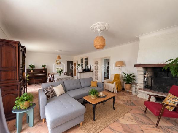 À vendre à Auch, en haute-ville, à proximité des écoles et des commodités, maison familiale de 133 m² avec 3 chambres, terrasse de 35 m² sans vis-à-vis, jardin arboré et d'importantes surfaces de garage et de stockage, particulièrement intéressantes pour un artisan ou un amateur de grands volumes annexes.
Un emplacement privilégié pour profiter d'une vie en centre-ville tout en bénéficiant d'un extérieur et de volumes annexes rarement réunis sur ce secteur.

La partie habitable s'ouvre sur une entrée de 9 m² desservant un séjour lumineux de plus de 44 m², caractérisé par son sol en marbre portugais rose et sa cheminée fonctionnelle. Ses ouvertures donnent directement accès à une grande terrasse d'environ 35 m² sans vis-à-vis, tournée vers la verdure et offrant un véritable espace de vie supplémentaire aux beaux jours.

La cuisine indépendante de plus de 16 m² a été rénovée et restera équipée.

L'espace nuit comprend trois chambres, dont une grande chambre de plus de 17 m² avec accès extérieur, une salle de bains de 7,5 m² à moderniser ainsi qu'un WC indépendant.

Un véritable atout de cette propriété réside dans ses importantes surfaces annexes. Le vaste sous-sol, complété par plusieurs garages et/ou espaces de stockage, offre de nombreuses possibilités : stationnement de plusieurs véhicules, atelier, bricolage ou stockage de matériel. Des volumes qui pourront notamment séduire un artisan à la recherche d'espace, un collectionneur ou tout simplement une famille ayant besoin de nombreuses dépendances.

À l'extérieur, le jardin arboré offre un environnement verdoyant particulièrement appréciable pour une maison située en haute-ville d'Auch.

Plusieurs améliorations ont été réalisées récemment : menuiseries double vitrage, VMC et chaudière gaz Saunier Duval récente.  Il reste quelques travaux de modernisation qui permettront de personnaliser la maison et d'en révéler pleinement le potentiel.

Une maison aux volumes généreux et aux nombreuses annexes, avec terrasse et jardin sans vis-à-vis, au cœur d'Auch et à proximité des écoles et des commodités. À visiter sans tarder !