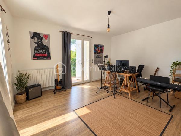 À vendre à Auch, en haute-ville, à proximité des écoles et des commodités, maison familiale de 133 m² avec 3 chambres, terrasse de 35 m² sans vis-à-vis, jardin arboré et d'importantes surfaces de garage et de stockage, particulièrement intéressantes pour un artisan ou un amateur de grands volumes annexes.
Un emplacement privilégié pour profiter d'une vie en centre-ville tout en bénéficiant d'un extérieur et de volumes annexes rarement réunis sur ce secteur.

La partie habitable s'ouvre sur une entrée de 9 m² desservant un séjour lumineux de plus de 44 m², caractérisé par son sol en marbre portugais rose et sa cheminée fonctionnelle. Ses ouvertures donnent directement accès à une grande terrasse d'environ 35 m² sans vis-à-vis, tournée vers la verdure et offrant un véritable espace de vie supplémentaire aux beaux jours.

La cuisine indépendante de plus de 16 m² a été rénovée et restera équipée.

L'espace nuit comprend trois chambres, dont une grande chambre de plus de 17 m² avec accès extérieur, une salle de bains de 7,5 m² à moderniser ainsi qu'un WC indépendant.

Un véritable atout de cette propriété réside dans ses importantes surfaces annexes. Le vaste sous-sol, complété par plusieurs garages et/ou espaces de stockage, offre de nombreuses possibilités : stationnement de plusieurs véhicules, atelier, bricolage ou stockage de matériel. Des volumes qui pourront notamment séduire un artisan à la recherche d'espace, un collectionneur ou tout simplement une famille ayant besoin de nombreuses dépendances.

À l'extérieur, le jardin arboré offre un environnement verdoyant particulièrement appréciable pour une maison située en haute-ville d'Auch.

Plusieurs améliorations ont été réalisées récemment : menuiseries double vitrage, VMC et chaudière gaz Saunier Duval récente.  Il reste quelques travaux de modernisation qui permettront de personnaliser la maison et d'en révéler pleinement le potentiel.

Une maison aux volumes généreux et aux nombreuses annexes, avec terrasse et jardin sans vis-à-vis, au cœur d'Auch et à proximité des écoles et des commodités. À visiter sans tarder !