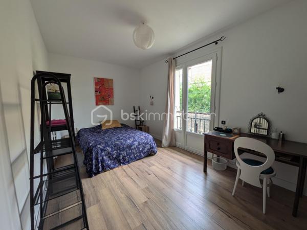 À vendre à Auch, en haute-ville, à proximité des écoles et des commodités, maison familiale de 133 m² avec 3 chambres, terrasse de 35 m² sans vis-à-vis, jardin arboré et d'importantes surfaces de garage et de stockage, particulièrement intéressantes pour un artisan ou un amateur de grands volumes annexes.
Un emplacement privilégié pour profiter d'une vie en centre-ville tout en bénéficiant d'un extérieur et de volumes annexes rarement réunis sur ce secteur.

La partie habitable s'ouvre sur une entrée de 9 m² desservant un séjour lumineux de plus de 44 m², caractérisé par son sol en marbre portugais rose et sa cheminée fonctionnelle. Ses ouvertures donnent directement accès à une grande terrasse d'environ 35 m² sans vis-à-vis, tournée vers la verdure et offrant un véritable espace de vie supplémentaire aux beaux jours.

La cuisine indépendante de plus de 16 m² a été rénovée et restera équipée.

L'espace nuit comprend trois chambres, dont une grande chambre de plus de 17 m² avec accès extérieur, une salle de bains de 7,5 m² à moderniser ainsi qu'un WC indépendant.

Un véritable atout de cette propriété réside dans ses importantes surfaces annexes. Le vaste sous-sol, complété par plusieurs garages et/ou espaces de stockage, offre de nombreuses possibilités : stationnement de plusieurs véhicules, atelier, bricolage ou stockage de matériel. Des volumes qui pourront notamment séduire un artisan à la recherche d'espace, un collectionneur ou tout simplement une famille ayant besoin de nombreuses dépendances.

À l'extérieur, le jardin arboré offre un environnement verdoyant particulièrement appréciable pour une maison située en haute-ville d'Auch.

Plusieurs améliorations ont été réalisées récemment : menuiseries double vitrage, VMC et chaudière gaz Saunier Duval récente.  Il reste quelques travaux de modernisation qui permettront de personnaliser la maison et d'en révéler pleinement le potentiel.

Une maison aux volumes généreux et aux nombreuses annexes, avec terrasse et jardin sans vis-à-vis, au cœur d'Auch et à proximité des écoles et des commodités. À visiter sans tarder !