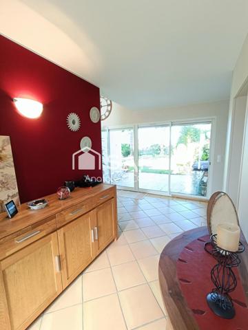 Maison contemporaine sur un jardin paysagé avec vue