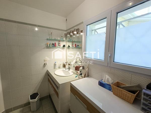 Maison contemporaine sur un jardin paysagé avec vue